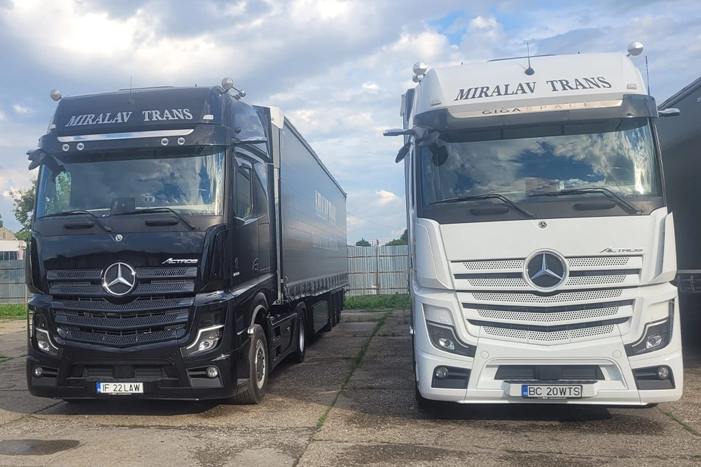 Camioanele Mercedes-Benz din flota noastra fotografiate la garajul companiei
