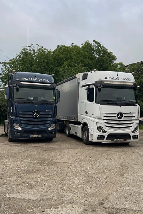 Camioane Mercedes-Benz moderne pregatite de transport international