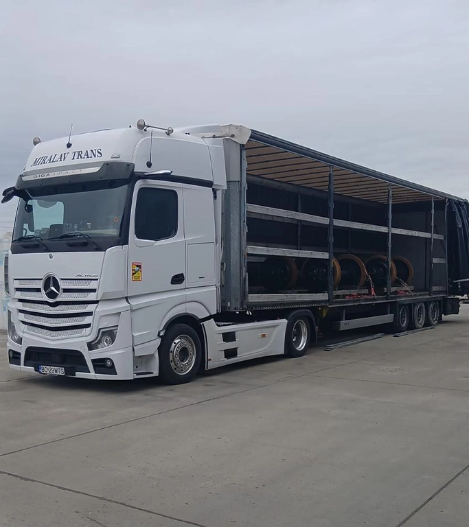 Camion din flota Miralav Trans si semi-remorca mega incarcata cu diferite marfuri pentru a fi transpotate la destinatie