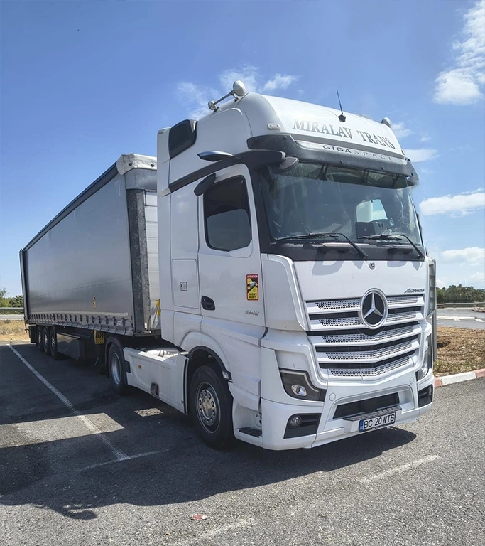 Ansamblu din flota noastra pregatit pentru a transporta in siguranta marfuri generale si ADR